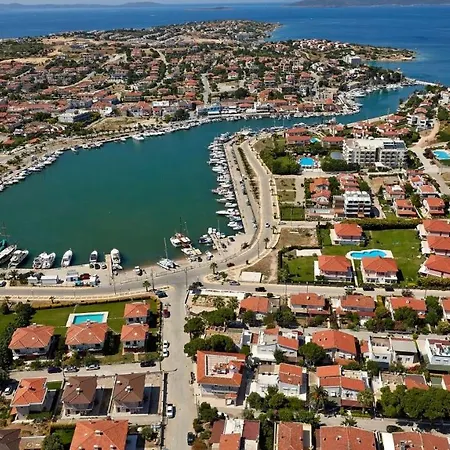 Izmir Cesmede Yazlik Kislik Daire