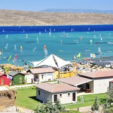 Izmir Cesmede Yazlik Kislik Daire Çeşme